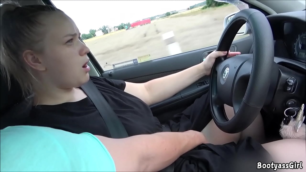 Big Ass Teen wird im Auto gefickt